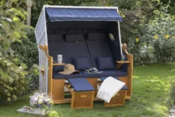 Strandkorb Baltic Dreisitzer PE Weiß Dessin Royal Blau 13 Strandkorb Baltic Dreisitzer PE Weiß Dessin Royal Blau -Schemel Shop 00640 strandkorb ostsee dreisitzer weiss uni blau milieu 9 4