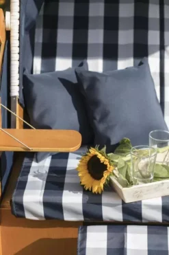 Strandkorb Baltic Dreisitzer PE Weiß Dessin Karo Blau -Schemel Shop 007700 strandkorb ostsee dreisitzer weiss karo blau milieu 132tdn8todhkcj4