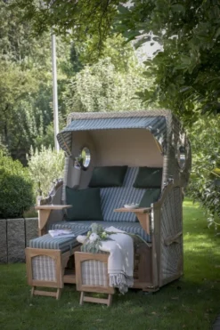 Strandkorb Amrum Teak PE Shell Dessin 505 -Schemel Shop 01404 Strandkorb Amrum Teak Bullauge shell 504 milieu2028229 1