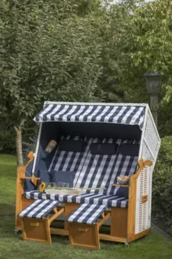 Strandkorb Baltic Dreisitzer PE Weiß Dessin Karo Blau -Schemel Shop 02332 strandkorb baltic dreisitzer weiss karo blau milieu 1