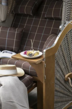 Strandkorb Schleswig Pinie Braun PE Mokka Dessin 564 10 Strandkorb Schleswig Pinie Braun PE Mokka Dessin 564 -Schemel Shop Strandkorb Schleswig grey Variante3 milieu2028829