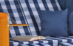 Strandkorb Baltic PE Weiß Dessin Karo Blau -Schemel Shop strandkorb baltic weiss uni karo blau sc00447 1